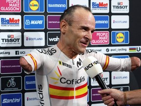 L'Espagnol Ricardo Ten Argiles est interviewé après avoir remporté la course finale de la course à gratter C1 pour hommes lors des Championnats du monde de cyclisme UCI.