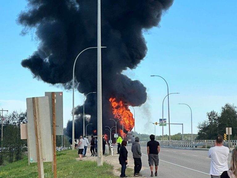 Un camion-citerne et un train entrent en collision à Whitecourt, fermant une autoroute du nord de l’Alberta: GRC