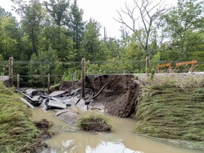 Un tronçon de route effondrée.