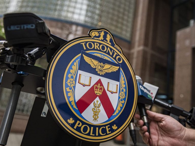 Un homme d’Ottawa fait face à 135 accusations liées aux armes à feu après la découverte de 28 armes de poing dans une chambre d’hôtel à Toronto