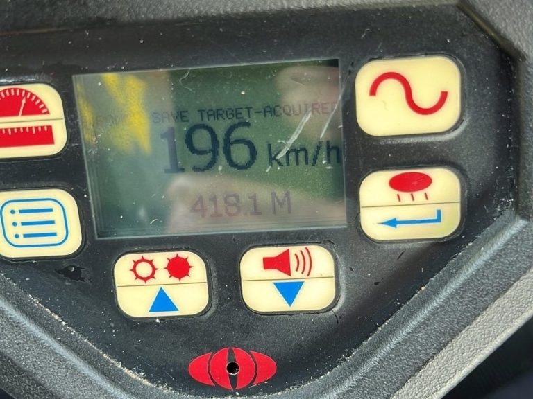 Un homme de Thornhill surpris en train de rouler à 196 km/h sur l’autoroute.  427 : OPP