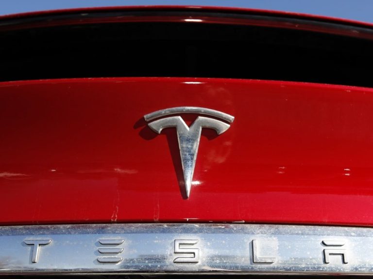 Un homme du New Jersey suit une Tesla radiée dans une ville ukrainienne déchirée par la guerre