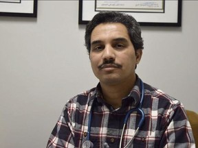 Le Dr Ghassan Al-Naami, vu sur une photo d'archive de 2017 dans son bureau de Fort McMurray, a été reconnu coupable de deux infractions de pornographie juvénile le lundi 28 août 2023.