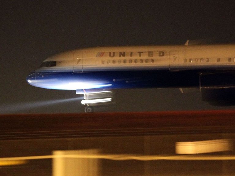 Un pilote prend une hache sur la barrière de stationnement de l’aéroport de Denver, dit qu’il a atteint le point de rupture