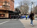 Les pompiers et les services d'urgence assistent à une urgence devant le Palace Theatre de Cambridge Circus le 27 janvier 2023 à Londres, en Angleterre.  Selon la police du Met, l'homme travaillait sur un urinoir télescopique sur le site de Cambridge Circus et serait maintenant décédé des suites de ses blessures. 