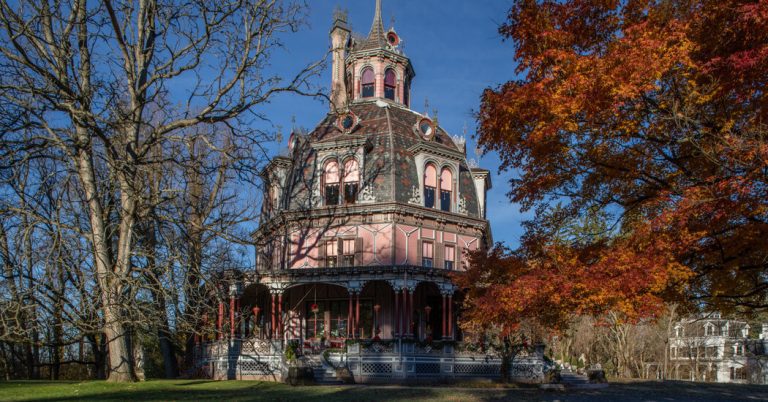 Un victorien excentrique, son livre et la pâtisserie rose géante d’une maison qu’il a inspirée