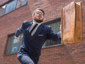 Un homme qui court parce qu'il est en retard pour quelque chose.