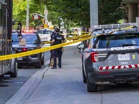 La police de Toronto boucle le lieu d'une enquête.