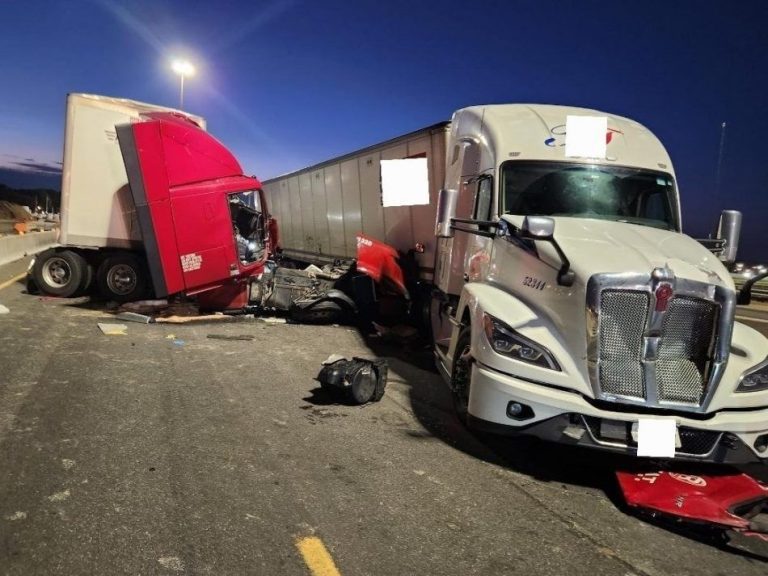 Une personne avec des blessures mettant sa vie en danger après l’autoroute.  Carambolage de la 401 à Toronto