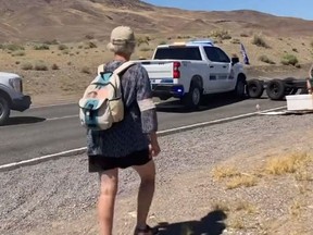 Les rangers du département de police tribale de Pyramid Lake Paiute du Nevada peuvent être vus dans des séquences vidéo traversant le blocus et arrêtant des manifestants.