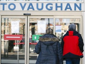 Des gens au centre commercial Vaughan Mills le 21 février 2021.