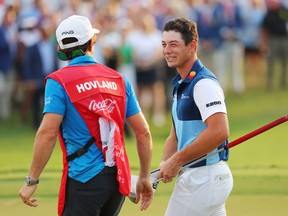 Viktor Hovland de Norvège fait la fête avec son caddy Shay Knight