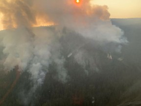 Le feu de forêt de McDougall Creek près de West Kelowna, en Colombie-Britannique