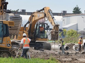 Les travaux de construction sont en cours près de l'aéroport de Windsor le mercredi 16 août 2023.