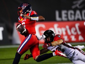 Le quart-arrière des Alouettes de Montréal Caleb Evans (5) se dirige vers un touché gagnant contre le Rouge et Noir lors d'un match de football de la LCF en deuxième mi-temps à Ottawa le samedi 19 août 2023.