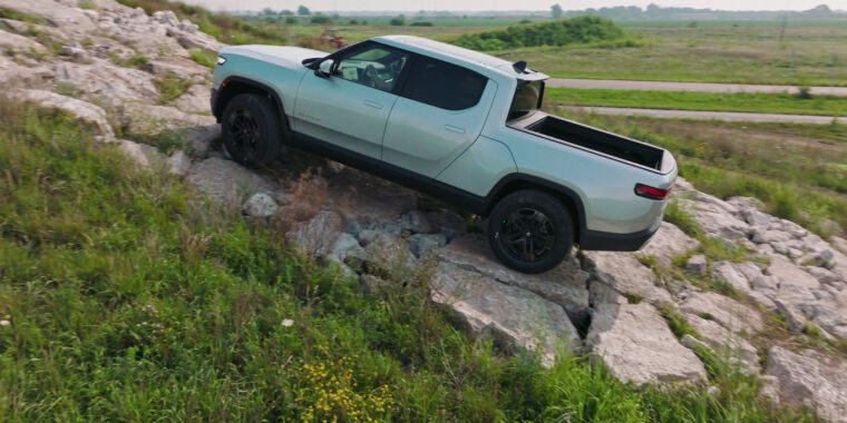 Les nouveaux véhicules électriques à double moteur de Rivian augmentent l’autonomie jusqu’à 410 miles