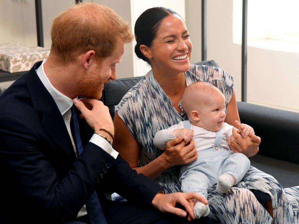 le prince harry, meghan markle et archie, bébé, ensemble sur un canapé