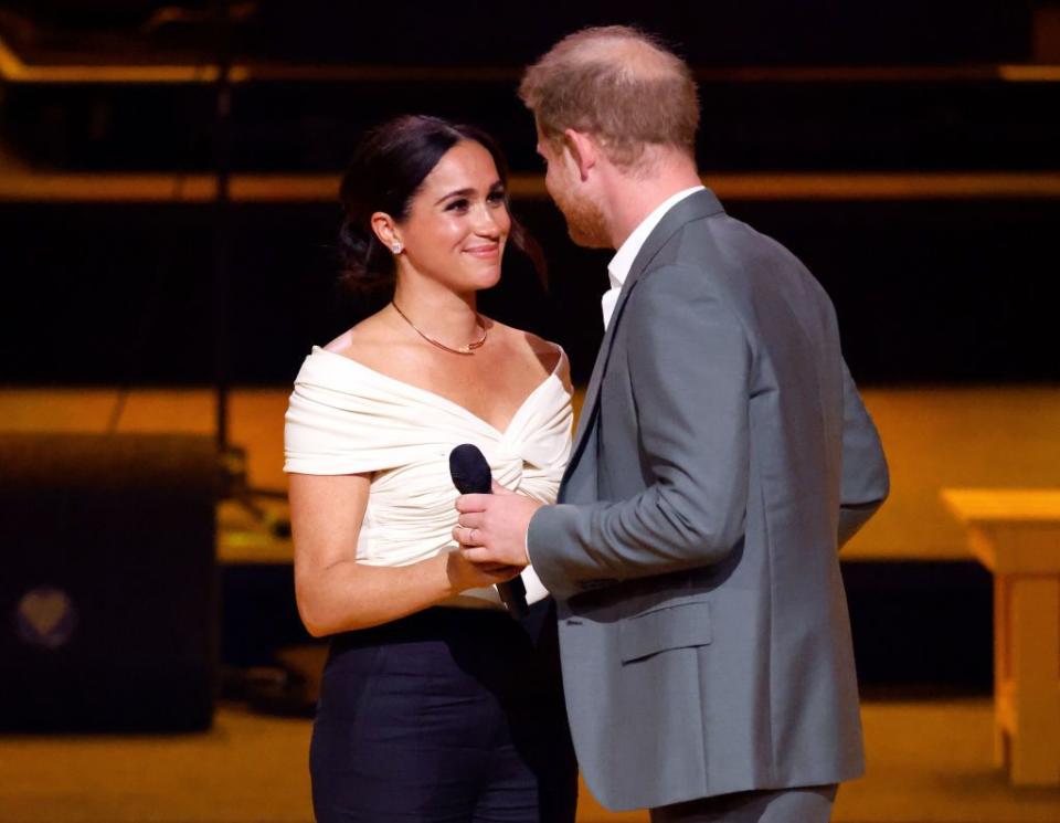 meghan markle et le prince harry sur scène de la cérémonie d'ouverture des jeux invictus, meghan regardant harry en souriant