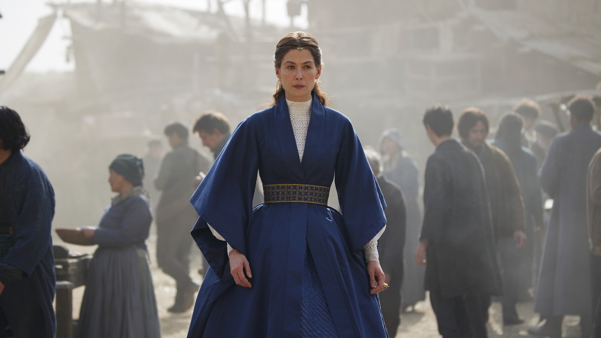 Rosamund Pike dans le rôle de Moiraine dans La Roue du Temps saison 2