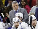 L'entraîneur des Maple Leafs de Toronto, Sheldon Keefe, regarde jouer pendant la deuxième période du match de l'équipe dans la LNH contre les Hurricanes de la Caroline, le 25 mars 2023, à Raleigh, en Caroline du Nord.