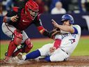 Le receveur des Nationals de Washington Keibert Ruiz, à gauche, élimine Alejandro Kirk des Blue Jays de Toronto lors de la huitième manche de l'action de la MLB à Toronto, le mardi 29 août 2023. 