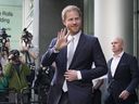 DOSSIER – Le prince Harry quitte la Haute Cour après avoir témoigné à Londres, le mercredi 7 juin 2023. Le prince Harry réclame 320 000 livres (406 000 $) dans le cadre de son procès pour piratage téléphonique contre les journaux Mirror Group.  L'avocat du duc de Sussex a déposé sa plainte dans un document judiciaire vendredi 30 juin 2023, à l'issue du procès qui a débuté début mai.