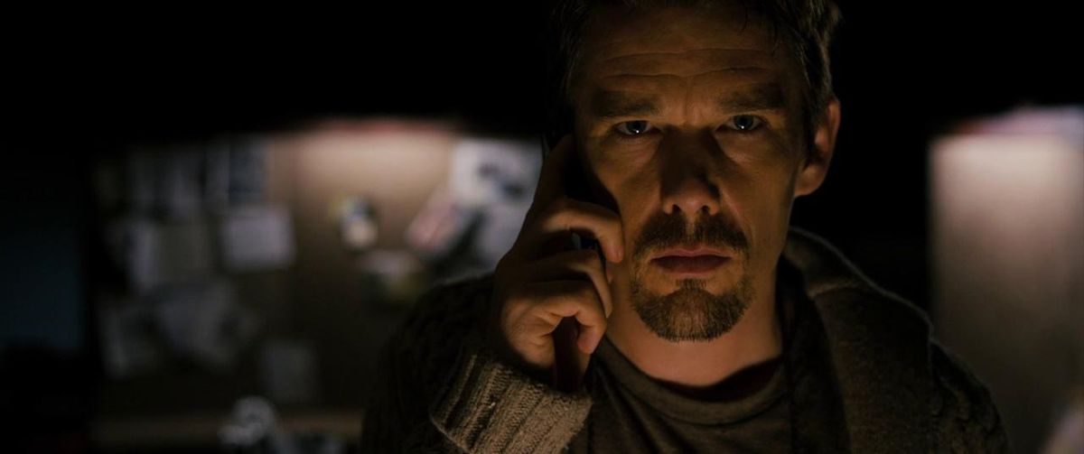 Ethan Hawke est très sérieux et au téléphone dans Sinister.