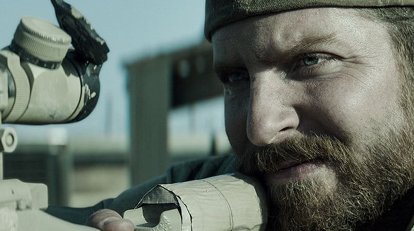 Bradley Cooper dans le rôle de Chris Kyle dans American Sniper