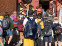 Les élèves arrivent pour la première journée d'école à l'école primaire Sainte-Cécile, dans le quartier Villeray de Montréal, le 28 août 2023. L'écrivaine transgenre Julia Malott affirme que les parents devraient être informés lorsque leurs enfants expriment le désir de changer de nom ou de pronom, afin qu'ils peut les soutenir.