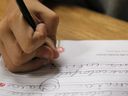 Un étudiant pratique l'écriture cursive à l'école luthérienne St. Mark à Hacienda Heights, en Californie, le jeudi 18 octobre 2012. La cursive fait son grand retour.  Relégué en 2006 au rang d'enseignement facultatif dans les écoles élémentaires de l'Ontario, il devrait redevenir une partie obligatoire du programme d'études à partir de septembre.