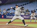 Chad Green (57), lanceur de secours des Yankees de New York, lance le ballon lors du neuvième repas de l'action de la MLB contre les Blue Jays de Toronto, à Toronto, le lundi 2 mai 2022. Green a été réintégré par les Blue Jays de Toronto après avoir été blessé pendant 60 jours liste.  Après sept saisons avec les Yankees de New York, le releveur de 32 ans a signé un contrat de 8,5 millions de dollars sur deux ans avec Toronto pendant la saison morte.