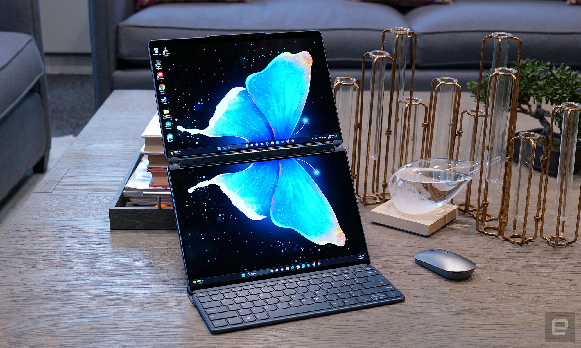 La configuration d'affichage empilé du Yoga Book 9i pourrait être son mode le plus utile, car il vous permet de garder un gros projet ouvert en haut tout en réservant l'écran inférieur aux e-mails, à la messagerie et plus encore. 