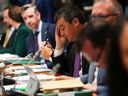 Le député conservateur Michael Chong, au centre, était témoin devant le Comité de la procédure et des affaires de la Chambre sur la Colline du Parlement le mois dernier.