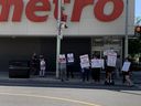 Des travailleurs en grève sont photographiés dans une épicerie Metro près de la rue Bloor Ouest et du chemin Spadina.  le 30 juillet 2023.