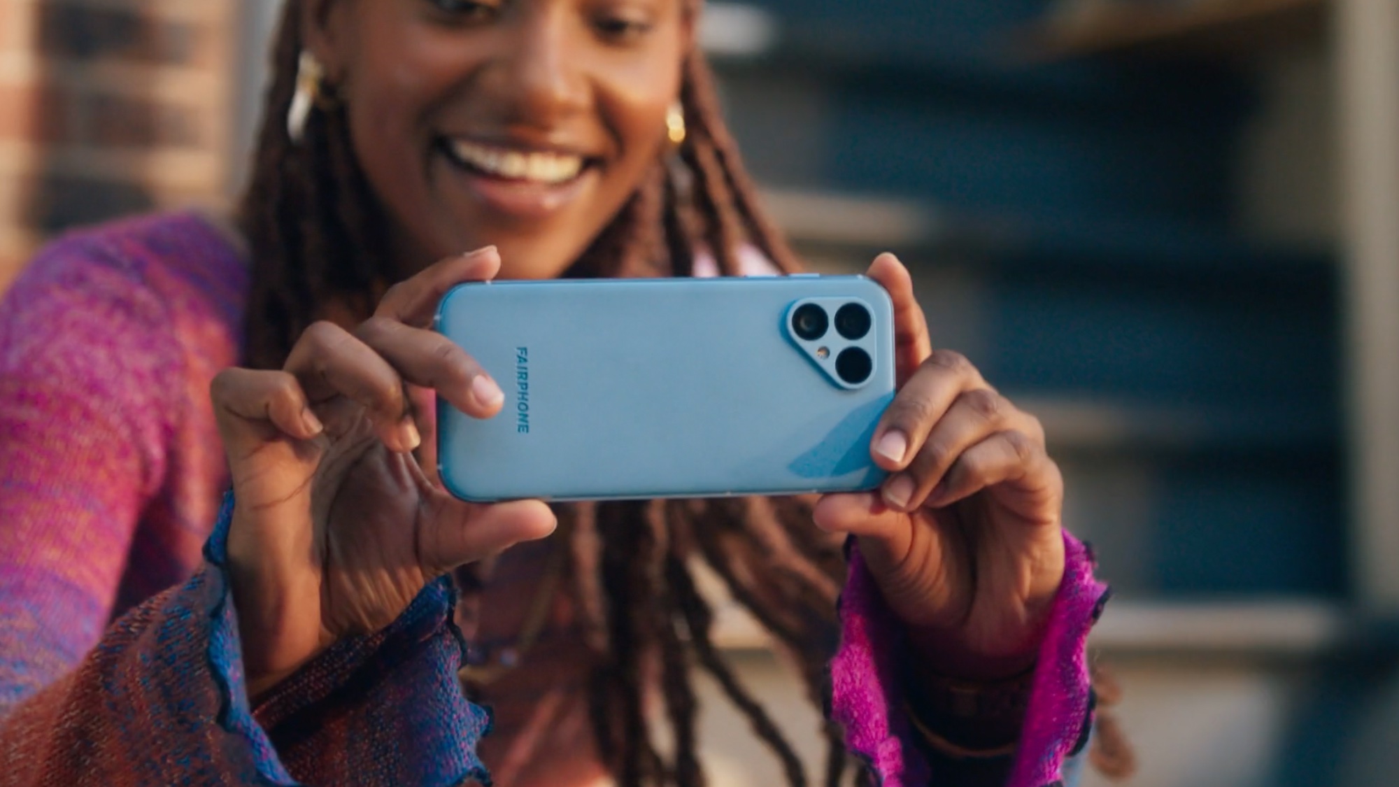 Les caméras du Fairphone 5 utilisées par une femme