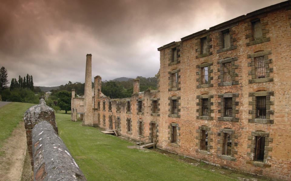 Certains des pires condamnés de l'Empire britannique ont été envoyés à Port Arthur, l'un des sites figurant sur la pièce.