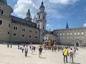 Salzbourg Residenzplatz, le lieu de rassemblement populaire de la vieille ville.