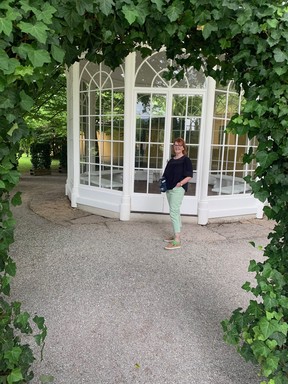 Le belvédère original du film, plus précisément « J'ai 16 ans, j'en ai 17 », a été conservé par la ville et transféré au château de Hellbrun.  De nombreuses photos de mariage sont prises ici.