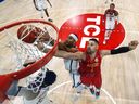 Josh Hart (au centre) des États-Unis est en compétition pour un rebond avec Nikola Vucevic du Monténégro lors du match de la Coupe du monde de basket-ball FIBA ​​entre les États-Unis et le Monténégro au Mall of Asia Arena de Pasay, dans la banlieue de Manille, le 1er septembre 2023.  