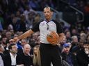 DOSSIER – L'arbitre Eric Lewis fait des gestes lors de la première moitié du match 5 de la demi-finale de la Conférence Est de basket-ball de la NBA entre les Knicks de New York et le Heat de Miami, le 10 mai 2023, à New York.  Lewis, l'un des meilleurs arbitres de la NBA, a pris sa retraite immédiatement à la suite d'une enquête de la ligue visant à savoir s'il avait utilisé un compte Twitter de l'époque pour se défendre et défendre d'autres officiels contre les critiques en ligne.  La ligue a annoncé sa retraite le mercredi 30 août 2023.