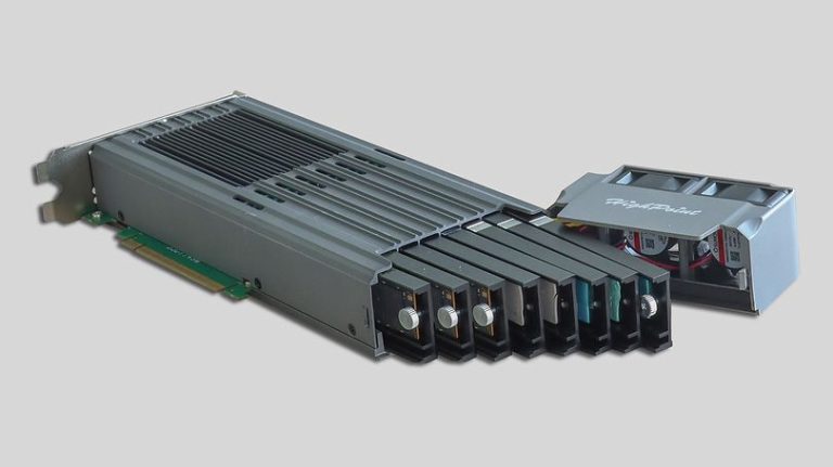 La carte NVMe à double emplacement avec huit SSD E1.S atteint des performances de 55 Go/s