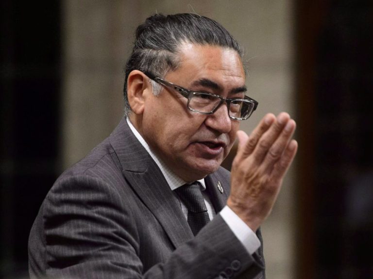 Une femme accusant l’ancien député néo-démocrate Romeo Saganash d’agression sexuelle à Winnipeg devient publique