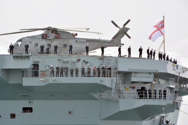 Le HMS Prince of Wales quitte la base navale de Portsmouth