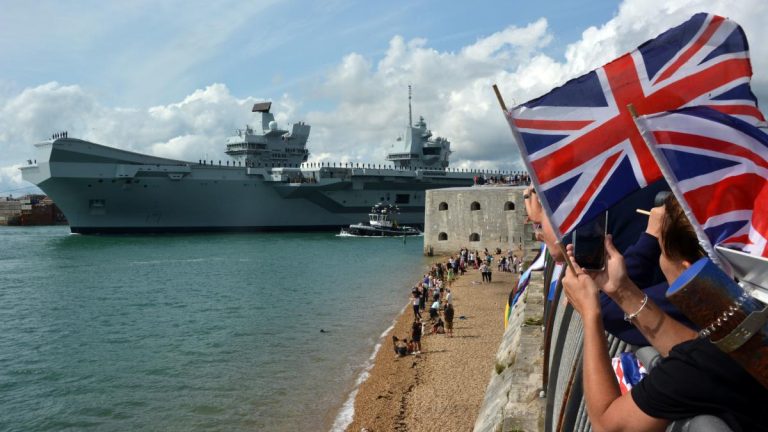 Le HMS Prince of Wales part avec un an de retard pour des exercices aux États-Unis