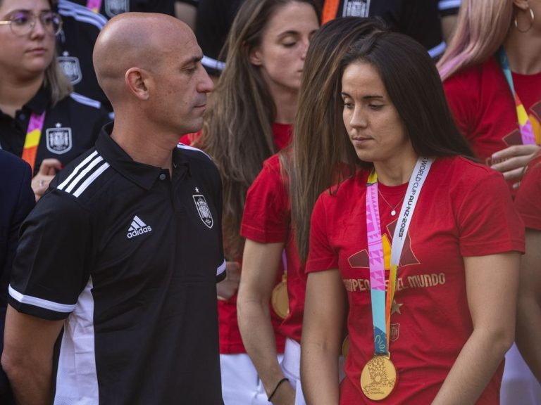 Luis Rubiales brise le silence alors que l’Espagne ouvre un dossier contre le chef du football pour un baiser lors de la Coupe du monde