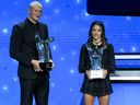 Erling Haaland de Manchester City (à gauche) et le milieu de terrain espagnol du FC Barcelone Aitana Bonmati posent avec leurs trophées.