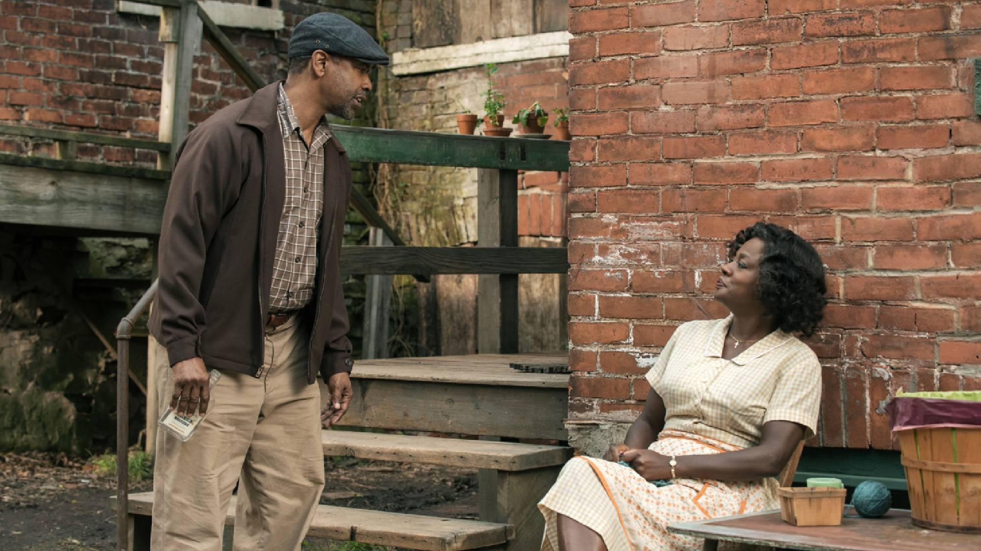 Denzel Washington dans le rôle de Troy Maxson et Viola Davis dans le rôle de Rose Lee Maxson dans Fences