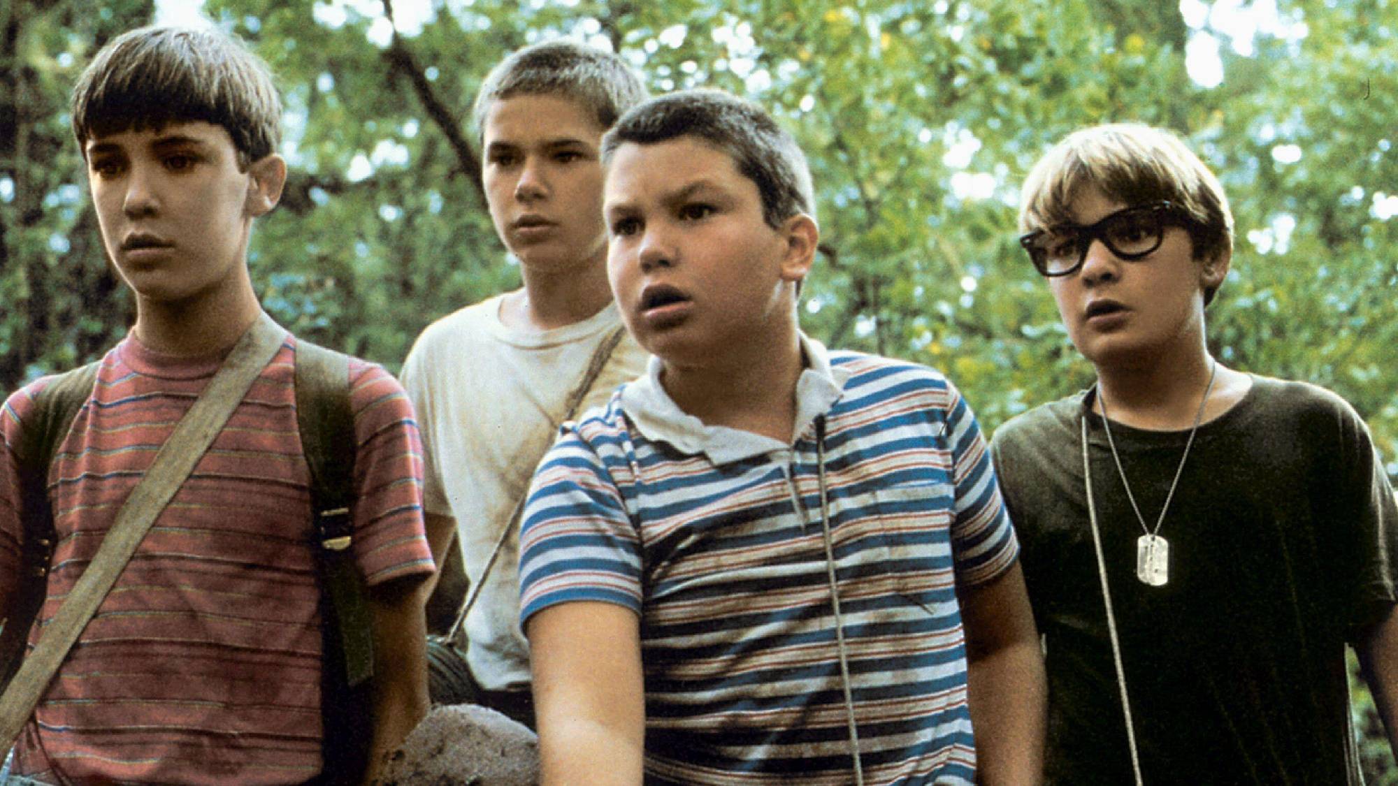 Wil Wheaton dans le rôle de Gordon "Gordie" Lachance, River Phoenix dans le rôle de Chris Chambers, Corey Feldman dans le rôle de Teddy Duchamp, Jerry O'Connell dans le rôle de Vern Tessio dans Stand by Me