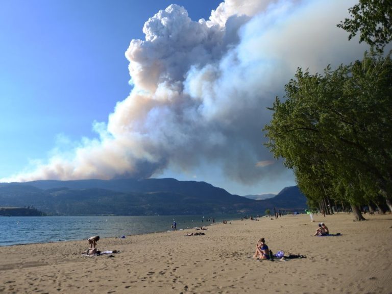 Deux incendies majeurs dans l’Okanagan sont maîtrisés, mais les vents posent un défi au nord