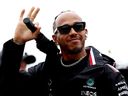 Lewis Hamilton de Grande-Bretagne et Mercedes saluent la foule lors du défilé des pilotes avant le Grand Prix de F1 des Pays-Bas sur le circuit de Zandvoort le 27 août 2023 à Zandvoort, aux Pays-Bas.  